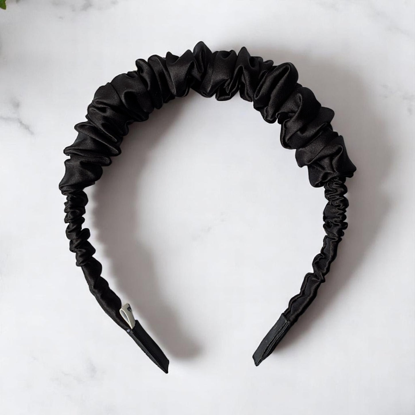 DIADEMA SATINADA SCRUNCH - NOIR CLÁSICA