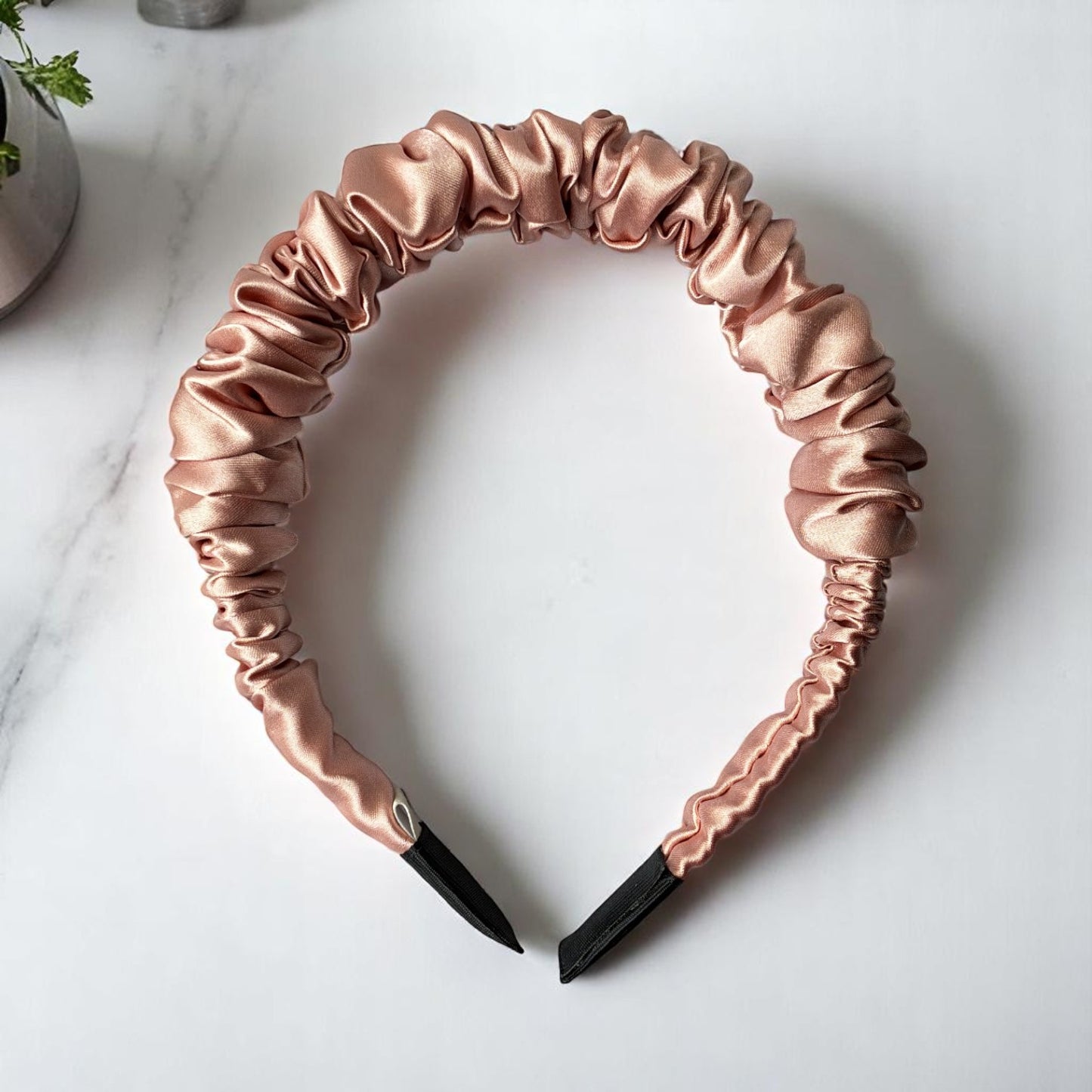 DIADEMA SATINADA SCRUNCH - BLUSH ELEGANCE